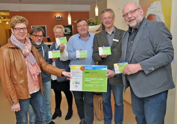 Zusammen stehen sie für das Projekt „KulturKarte“ in Lippstadt (v.l.): Andrea Kiel-Philipp (SKM), Michael Mußhoff (Ehrenamtlicher), Gabriele Leifels (SKM), Werner Kalthoff , Wolfgang Streblow und Rüdiger Menzel-Gerling. Quelle: Stadt Lippstadt.