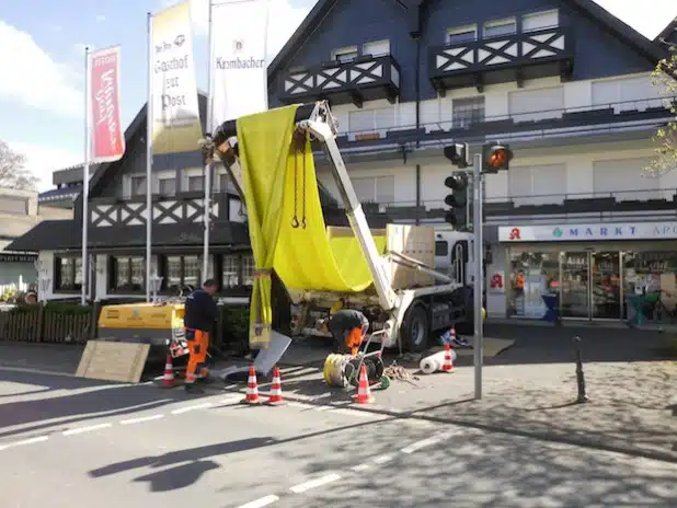 Kanalarbeiten in der Innenstadt: Beim Liner-Verfahren wird ein Spezial-Schlauch in ein bestehendes Kanalrohr eingebracht - hier am Olsberger Markt. Das moderne Verfahren spart Zeit und Kosten. Bildnachweis: Hochsauerlandwasser GmbH 