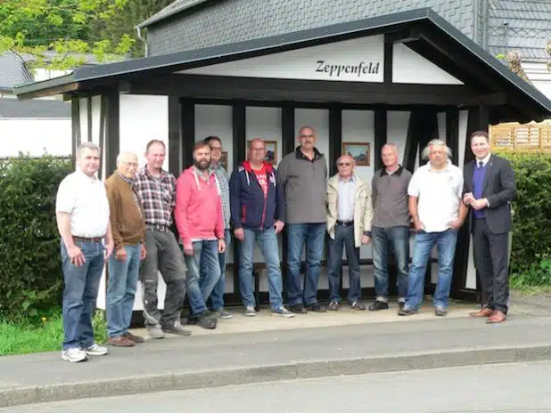 Bürgermeister Bernhard Baumann (rechts) zeigte sich begeistert von dem Ergebnis der Arbeitsgruppe des Zeppenfelder Heimatvereins. Rüdiger Eisel (2. v. r.) freute sich indes, dass seine Mannen einen „gemeinschaftlichen Beitrag im Sinne unserer Dorfentwicklung und Lebensqualität“ erbringen konnten. Quelle: Gemeinde Neunkirchen 