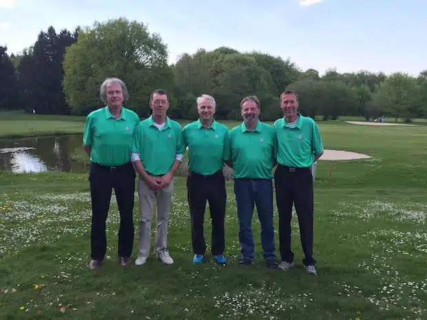 Der Werler Mannschaft mit (von links) Friedel Humpert, Reinhard Raskin, Frank Mack, Rainer Clöer und Reinhard Neitzke belegt in der AK 50 derzeit den zweiten Tabellenplatz der vierten Liga. Quelle: GC Werl e.V.