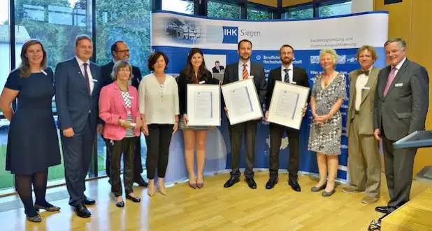 Viola Pfersich (6.v.l.), Dr. Christian Reuter (7.v.l.) und Dr. Andreas Schantin (4.v.r.).) bekamen den 31. Preis der Industrie- und Handelskammer Siegen für ihre herausragenden wissenschaftlichen Arbeiten überreicht. Quelle:  Industrie- und Handelskammer Siegen 