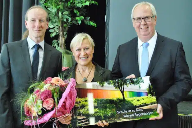 Dankeschön an Karin Borggrebe für engagierte und kompetente Arbeit als Schulleiterin der Realschule Bestwig: Bürgermeister Ralf Péus (re.) und stv. Schulleiter Peter Kazalla (li.). Bildnachweis: Gemeinde Bestwig 