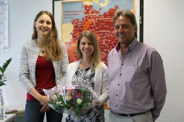 Günter Richter (stellv. Vorsitzender) und Anne-Kathrin Hoß (Regionalmanagerin) begrüßen Stefanie Wiegel (Assistenz des Regionalmanagements) an Ihrem ersten Arbeitstag in der Geschäftsstelle des Regionalvereins 3-Länder-Eck. Quelle: LEADER-Region 3-Länder-Eck 