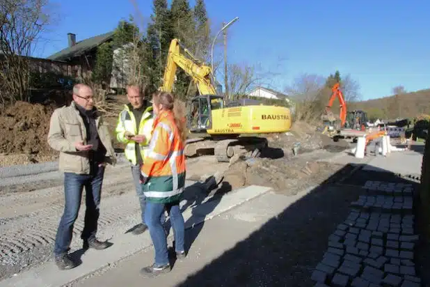 Dipl.-Ing. Michèle Göttert (Landesbetrieb straßen.nrw) und Dipl.-Ing. Sven Scheld (Planungsbüro Fischer & Scheld, m.) im Gespräch mit Dipl.-Ing. Axel Schneider, Projektleiter der Gemeinde Wilnsdorf: In den wöchentlichen Baubesprechungen werden Maßnahmendetails erörtert. Quelle:  Gemeinde Wilnsdorf