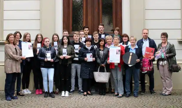 In der Ausstellung „Ich mache deine Kleidung“, die am Samstag, 18. Juni 2016, im Rathaus der Hansestadt eröffnet wird, präsentieren auch einige Attendorner Einzelhändler nachhaltig produzierte und fair gehandelte Produkte aus ihren Sortimenten. Unterstützung gibt es außerdem von der „Schülerfirma“ des Rivius Gymnasiums Attendorn. Quelle: Hansestadt Attendorn 