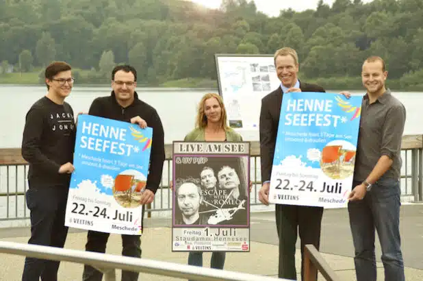 Stadtmarketing Meschede und Partner freuen sich auf das HenneSeefest 2016: V.l. Hendrik Bünner (Stadtmarketing Meschede), Frank Schnitzler (Bozzini Events), Heike Bigge (Chillin); Meinolf Mertens (Veltins Brauerei), Christoph Hermes (Stadtmarketing Meschede) - Quelle: Stadtmarketing Meschede e.V.