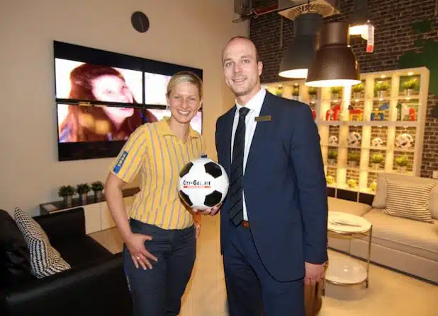 Cathrin Scholz, Siegener Ikea Einrichtungshaus-Chefin und Center Manager Patrick Homm stellten pünktlich zu Beginn der Fußball-Europameisterschaft den temporären, neuen Warte- und Relaxbereich für die Besucher der City-Galerie Siegen vor. Quelle: ECE Projektmanagement G.m.b.H. & Co. KG