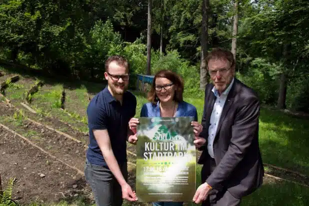 "Noch wird an der Waldbühne fleißig gearbeitet. Doch Carsten Anlauf, Vanessa Cornelius und Ralf Humpert freuen sich auf die gemeinsame Veranstaltung "Kultur im Stadtpark". Quelle: PARNEMANN MEDIA 