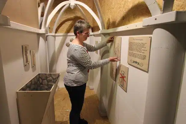 Museumsleiterin Dr. Corinna Nauck gibt der Inneneinrichtung des Klosternachbaus den letzten Schliff. Quelle: Gemeinde Wilnsdorf 