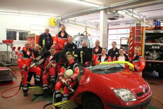 DRK Rettungsdienstpersonal der Rettungswache Burbach-Wahlbach sowie die ehrenamtlichen Rettungssanitäter der Feuerwehr Würgendorf übten gemeinsam die Patientenrettung aus einem Fahrzeug. Bild: Kai Langenbach, DRK