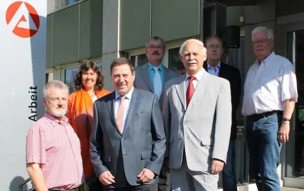 (von den hinteren Treppenstufen nach vorn sowie jeweils links nach rechts): Michael Hermund, Ulrich Padberg, Alexander Neumann, Karin Käppel, Klaus-Peter Kusch, Werner Sülberg, Bernd Schildknecht. Quelle: Agentur für Arbeit Iserlohn  