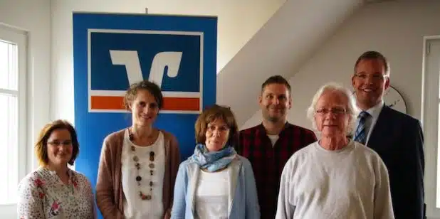 Inge Schleining, Rita Maurer, Anne Vollmert, David Henkel, Kurt Wasserfall und Bernd Griese bewerteten 56 Zukunftsideen der Kindergärten und Schulen. Quelle: Volksbank Bigge-Lenne eG 