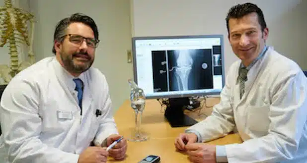 (v. links nach rechts): Dr. med. Julian Messler, Leitender Oberarzt und Priv.-Doz. Dr. med. Sebastian Seitz, Chefarzt der Klinik für Orthopädie, Klinikum Arnsberg.