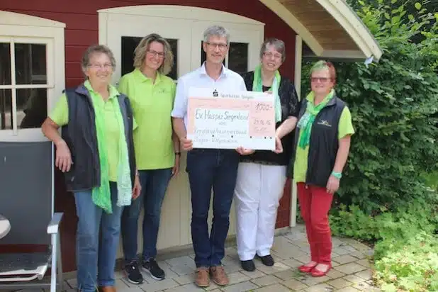 Die Siegen-Wittgensteiner Landfrauen haben 150 Liter Waffelteig verbacken und den Erlös von 1000 Euro an Burkhard Kölsch, Leiter des Ev. Hospiz Siegerland, übergeben. Den Spendenscheck überreichten (von links) die Mitglieder Resi Schäfer und Katja Schäfer, Vorsitzende Dorothee Spies und Beisitzerin Ellen Hillmann. Quelle: Diakonie in Südwestfalen gGmbH 