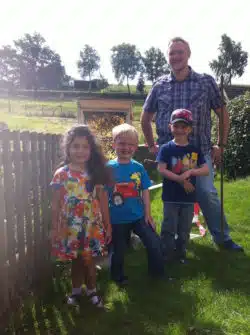 Kindergartenkinder aus Germinghausen mit Imker Sven Walkhoff vor dem Schau-Bienenstock Foto: KiTa Mittendrin