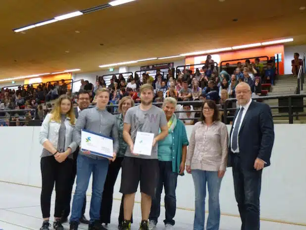 Siegelübergabe an die Ernst-Moritz-Arndt-Realschule in Kreuztal (Quelle: Wirtschaftsjunioren Südwestfalen)