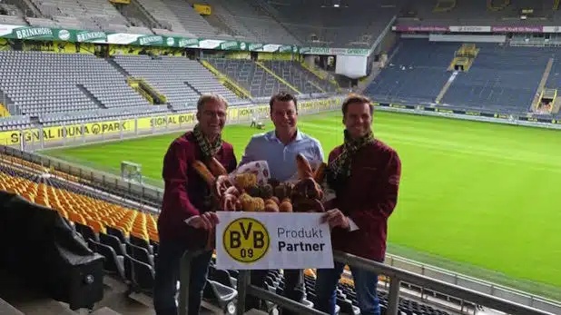 Freuen sich gemeinsam über die Kooperation und auf die kommende Saison: Hermann Niehaves, Arne Brügmann ( BVB Event & Catering) , Martin Niehaves (v.l.n.r.) (Quelle: Westfalenbäckerei Niehaves)