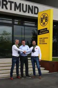 Freuen sich gemeinsam über die Kooperation und auf die kommende Saison: Hermann Niehaves, Arne Brügmann ( BVB Event & Catering) , Martin Niehaves (v.l.n.r.) (Quelle: Westfalenbäckerei Niehaves)