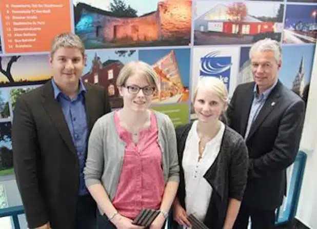 Bürgermeister Dr. Remco van der Velden (l.) freute sich mit Ausbildungsleiter Matthias Knoke (r.), dass Julia Peitz (2.v.l.) und Lena Hoffmann (2.v.r.) ihre Ausbildung erfolgreich beendet haben. (Quelle: Stadt Geseke)