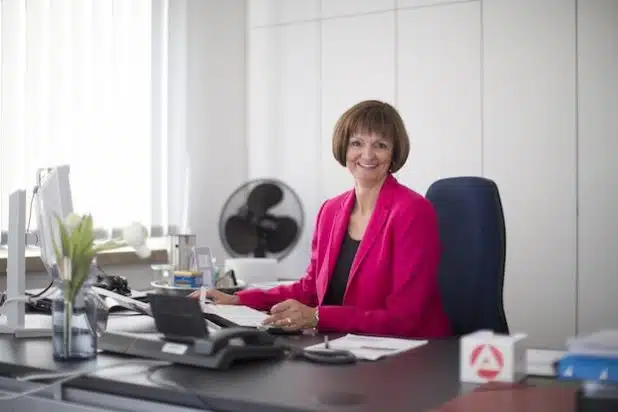 Dr. Bettina Wolf ist optimistisch, dass die jungen Fachkräfte schnell einen neuen Job finden. Quelle: Agentur für Arbeit Siegen 