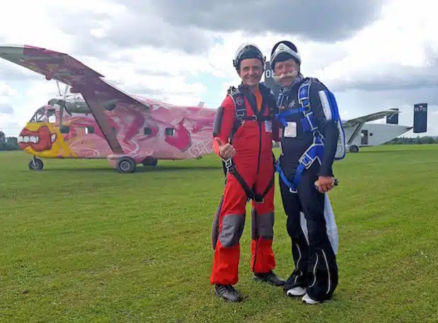 Von Burbach in den Rekord-Himmel: Eric Postlack (links) und Uwe Haagen vertraten bei der erzielten Weltbestleistung der deutschen Springer die Farben der Burbacher Skydiver. - Quelle: Andrey Veselov