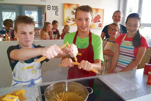 Benjamin und Luca sind für das Spaghetti-Kochen zuständig - Quelle: Stadt Netphen