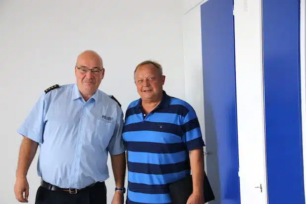 Polizeiseelsorger Pfarrer Hartmut Marks (rechts) im Gespräch  mit dem leitenden Polizeidirektor Michael Kuchenbecker - Foto: privat/Evangelischer Kirchenkreis Iserlohn