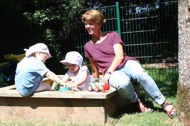 Mariele Rödder mit Lena und Alexandra - Foto: Kreis Olpe