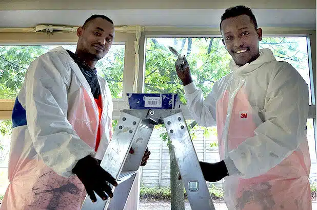 1.Mohamad Ali (rechts) und Bashir Arabow Mohamed aus Somalia helfen im Rahmen einer Qualifizierungsmaßnahme bei den Renovierungsarbeiten - Quelle: Stadt Lüdenscheid