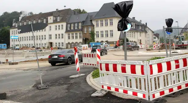  Der neue Kreisverkehr am Feuerteich im Bereich des Ennester Tores in Attendorn steht vor der Fertigstellung - Quelle: Hansestadt Attendorn