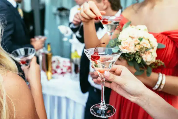     Bei einer Hochzeit sind speziell zur Begrüßung Cocktails geeignet, weil sie zu einem Plausch und zum Kennenlernen einladen. Foto: djd/BSI/stakhov-Fotolia 