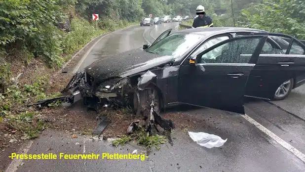 Schwer beschädigt kam die Limousine nach der Kollision mit der zum Teil felsigen Böschung zum Stehen - Quelle: Feuerwehr Plettenberg