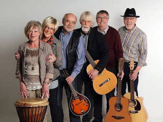 " Music with Friends " bestehen aus Volker Schmidtmann (Gesang,Gitarre,Banjo), Dieter Busch (Gesang,Gitarre), Rudi und Christine Sachs ( Gesang,Gitarre,Percussion) sowie Gerd Willi und Babsy Busch ( Gesang,Gitarre,Mandoline) und musizieren seit 3 Jahren zusammen - Quelle: Music with Friends