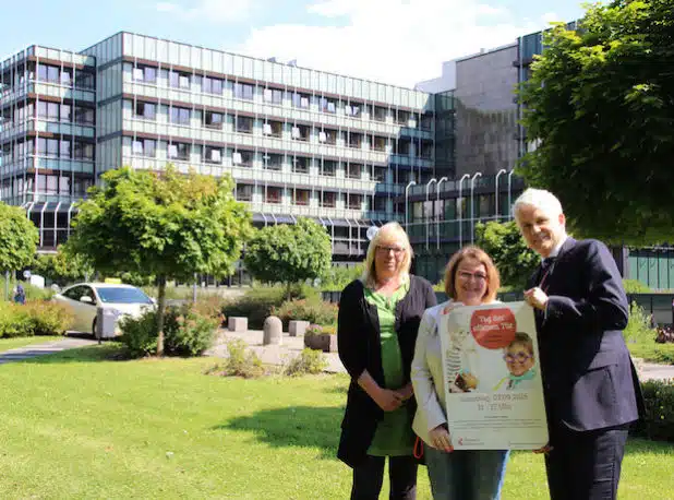 Das Team der Öffentlichkeitsarbeit und Dr. Thorsten Kehe als Geschäftsführer stellen den Tag der offenen Tür vor. (Quelle: Klinikum Lüdenscheid)