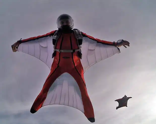  Vogelmenschen: Die Ganzkörperanzüge der Wingsuiter sind mit Flächen aus Stoff zwischen Armen und Beinen ausgestattet. Diese werden von Luft durchströmt, wodurch die vertikale Fallgeschwindigkeit teilweise ein eine horizontale Flugbewegung umgewandelt wird. Quelle: Skydive Westerwald