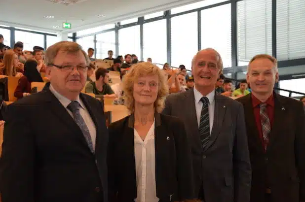 Prof. Dr. Manfred Heße, Prof. Dr. Marie-Theres Roeckerath-Ries, Dr. Hans-Dieter Fischer und Prof. Harald Mundinger (v.li.) begrüßten die Studienanfänger der Fachhochschule Südwestfalen im Audimax. Quelle: Fachhochschule Südwestfalen