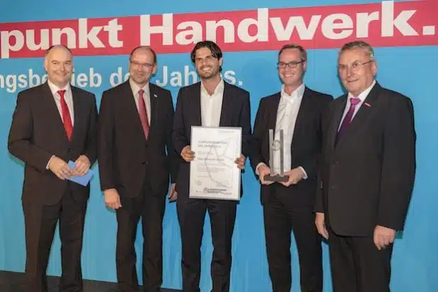 v.l.: Laudator Burkhard Brach (Vertreter des Sponsors / der Sparkassen in Südwestfalen), Arbeitsminister Rainer Schmeltzer, Florian Leipold, Sebastian Leipold, Kammerpräsident Willy Hesse. Quelle: HEES-Bürowelt Unternehmensgruppe 