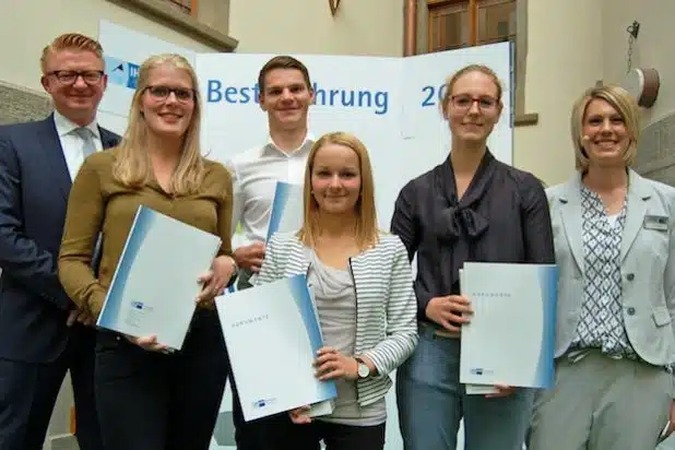 Gemeinsam mit anderen Auszubildenden wurde Vanessa Kohlmann (vorne, Mitte) von der Hochsauerlandwasser GmbH für hervorragende Leistungen während ihrer Ausbildung durch die IHK Arnsberg - Hellweg - Sauerland geehrt. Bildnachweis: IHK Arnsberg - Hellweg - Sauerland 