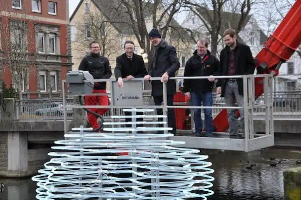 Freuten sich über die Rückkehr des „Cumulus“: Jürgen Riepe (2.v.l.) und Künstler Thorsten Goldberg (3.v.l.) betrachten das Kunstwerk aus der Nähe. Bei der technischen Entwicklung gab es Unterstützung von Dennis Möller (r.). Foto: Stadt Lippstadt