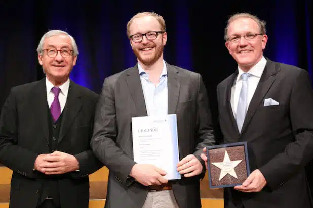 Die Ehrung wurde durchgeführt von Herrn Prof. Dr. Ulrich Lehner, Präsident der IHK Düsseldorf (li), und dem Hauptgeschäftsführer, Herrn Gregor Berghausen (re). In der Mitte: Marc-Philipp Hütwohl. Bild: IHK Düsseldorf/Linda Hammer 