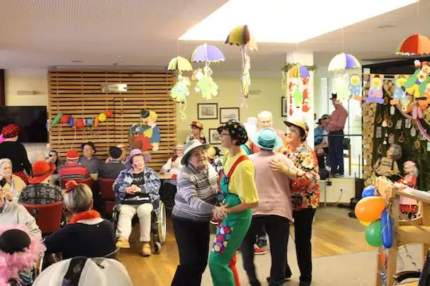 Im DRK-Seniorenzentrum „Haus am Bomberg“ herrschte eine närrische Stimmung! (Foto: DRK Brilon/ Felix Müller)