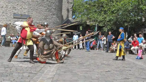 Auf Burg Altena ist die Ritterschaft der Wolfskuhle zu Gast