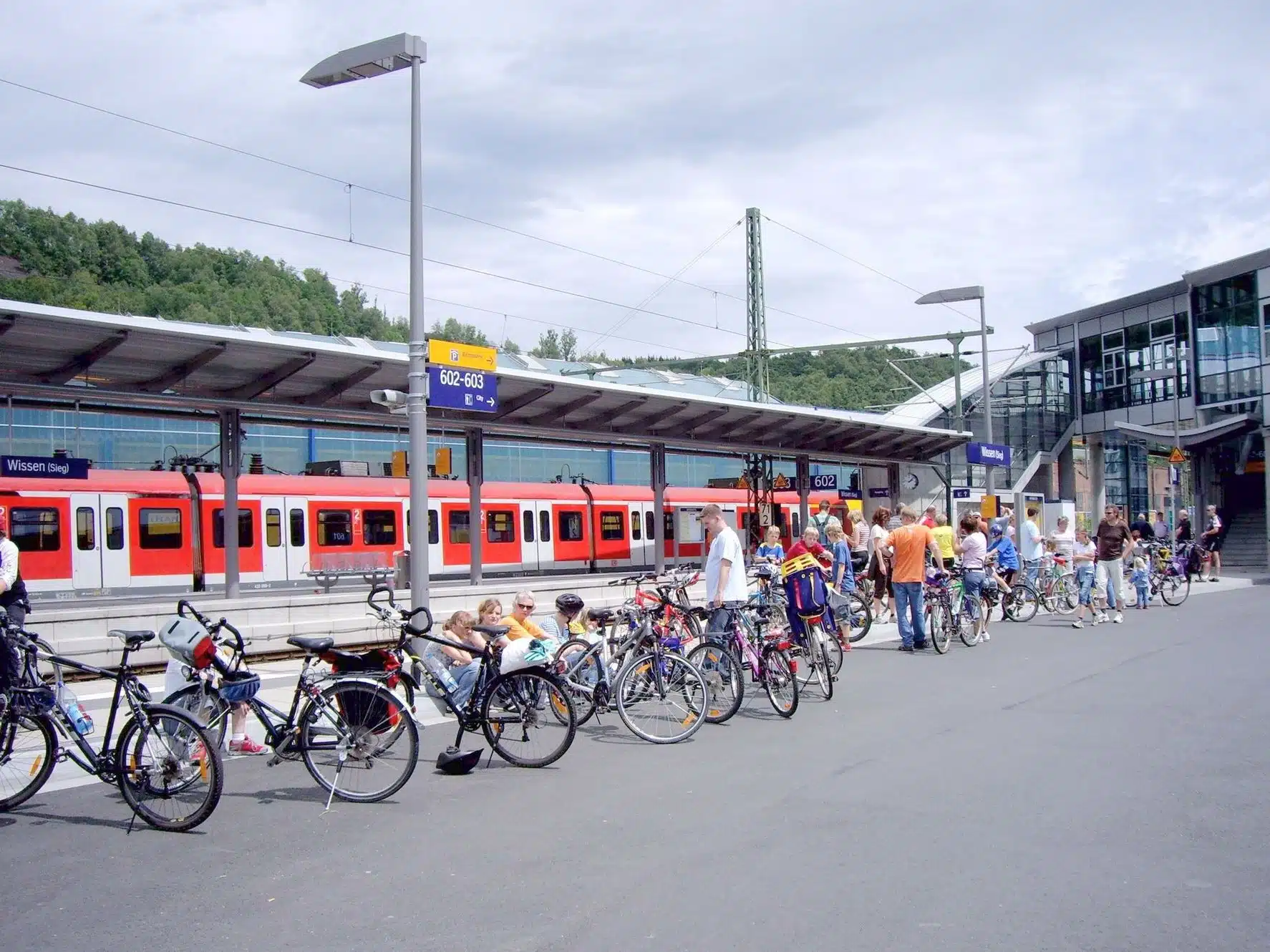 Sonderzug für Siegtal pur am Bahnhof in Wissen.