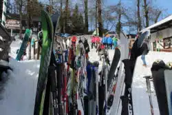 Wenn es im Familienurlaub in den Skiurlaub geht achten Sie auf gute Ski-Kleidung.