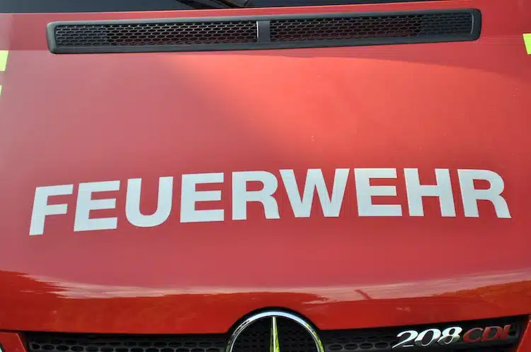 2020-04-09-Feuerwehr-Brand-Brand-Flammen-Brand-Entsorgungsunternehmen-Dachstuhl-Thülen