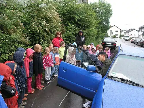 Im Beisein von Susanne Krutwig, Jugendmarktbeauftragte der Sparkasse Olpe-Drolshagen-Wenden, übten die Vorschulkinder des „Sicher-Stark-Kurses“ realitätsbezogen, wie man sich in Gefahrensituationen verhält und welche Fehler man vermeiden kann.